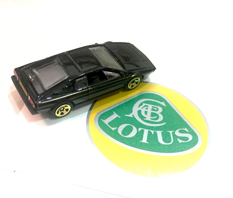 Illustration for article titled Thursday on the Thames - Lotus Esprit S1 & JPS Lotus-Ford 78